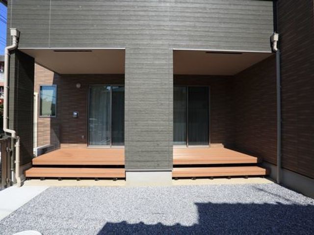 広々とした木製デッキ 庭 日差しを存分に感じられる木製のテラスです。屋外でのやすらぎの時間を提供し、ご家族の訪問が待ち遠しくなる空間となっています。