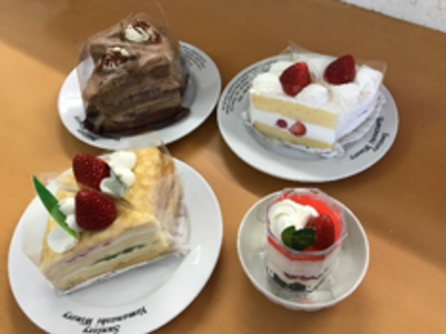 美味しそうなケーキの盛り合わせ イベント食事メニュー 手作り感溢れるケーキの数々がテーブルに並び、心を込めたおやつの時間を楽しめます。