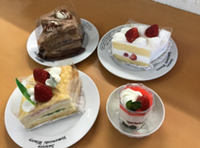 美味しそうなケーキの盛り合わせ イベント食事メニュー 手作り感溢れるケーキの数々がテーブルに並び、心を込めたおやつの時間を楽しめます。
