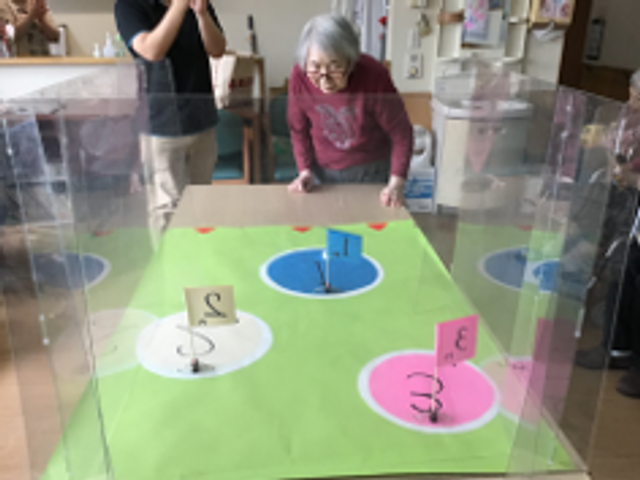 遊戯とコミュニケーションの場 レクリエーション 笑顔で楽しみながら身体を動かす場が整っており、訪れる方々のコミュニケーションの場となっています。