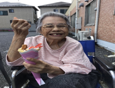 車椅子に座る笑顔のご高齢者