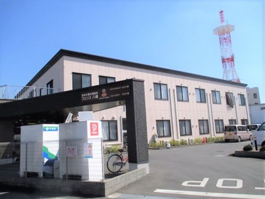 施設正面の明るい外観