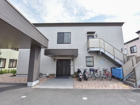 明るい外観の建物エントランス