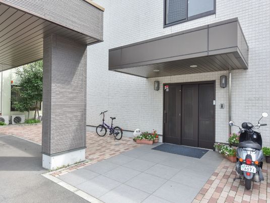 清潔な建物のエントランス