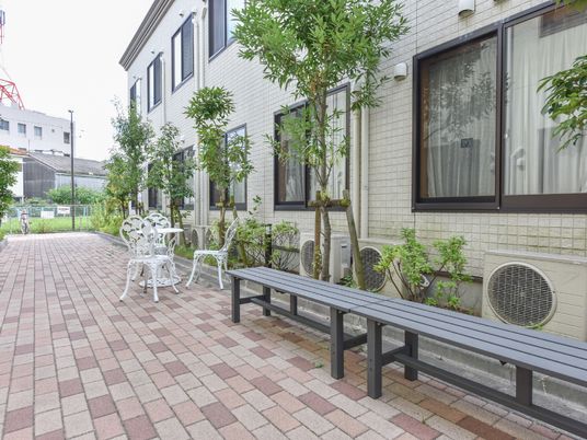 植物に囲まれた休憩スペース