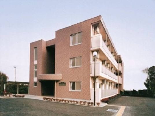 茶色い建物の外観