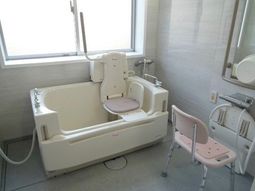 バリアフリーの浴室設備