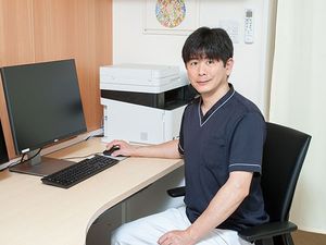 スタッフが座る事務室  