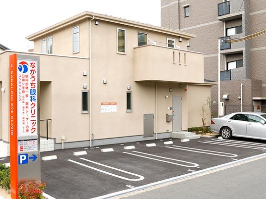 建物外観と駐車場  