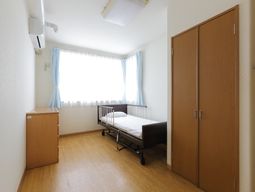 明るい居室の一角