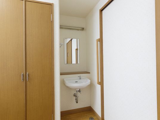 洗面台付きの居室入口