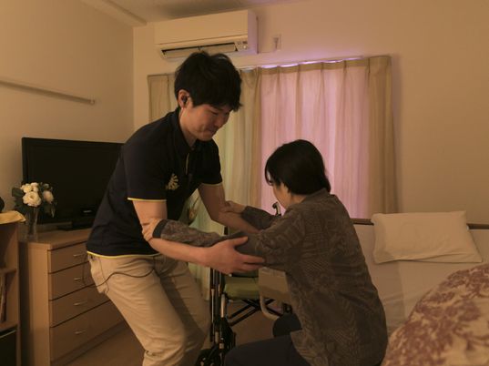 介護スタッフと利用者の居室