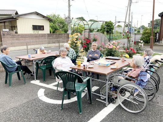共に支えるスタッフの外