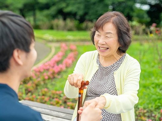 笑顔で対話するスタッフ
