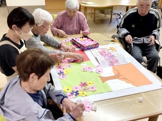共同作業に興じる入居者