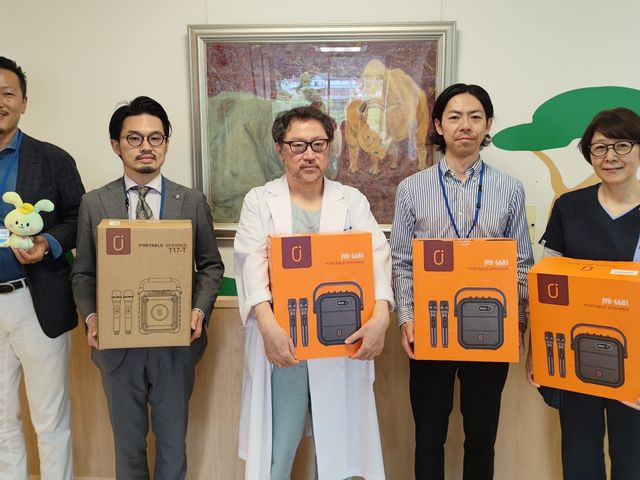 職員が箱を持つロビー ロビー   職員の方々が箱を手に並んでおり、落ち着いた雰囲気のロビーです。掲示や案内にも使いやすそうな空間に見えます。