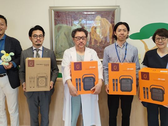 スタッフが箱を持つロビー  