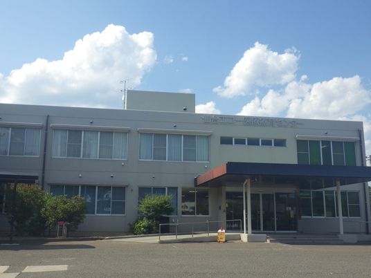 明るい外観の施設正面  