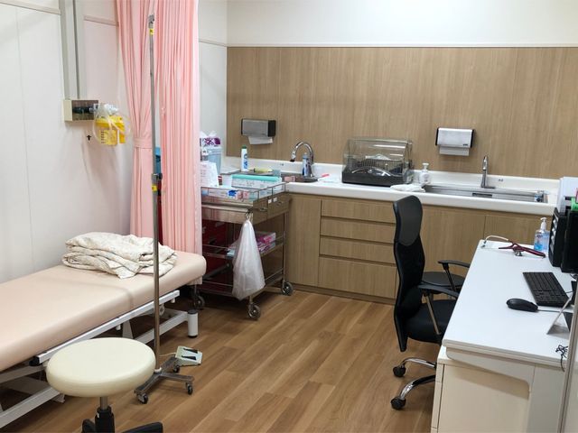 処置ベッドと洗面台の部屋 内観   処置用のベッドや洗面台、作業机が整った清潔感のある空間です。介助や記録作業の動線をイメージしやすい配置になっています。