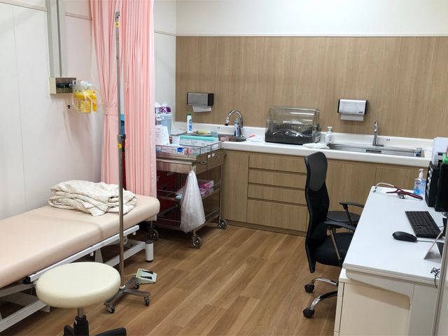 処置ベッドと洗面台の部屋  