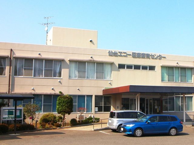 建物の外観 外観   落ち着いた色合いの建物で、正面には車寄せがあり出入りしやすそうです。駐車スペースも見えて、通勤時の動線をイメージしやすいです。