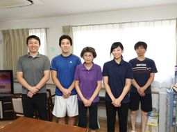 笑顔のスタッフ集合