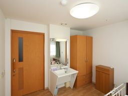 居室の洗面台とクローゼット