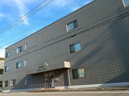 ピンクの建物外観