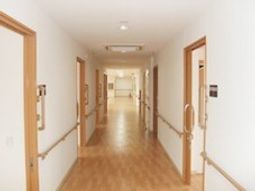 明るく清潔な廊下