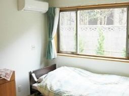 居室のベッドと窓