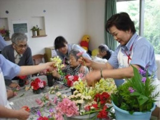 花を活ける活動の様子