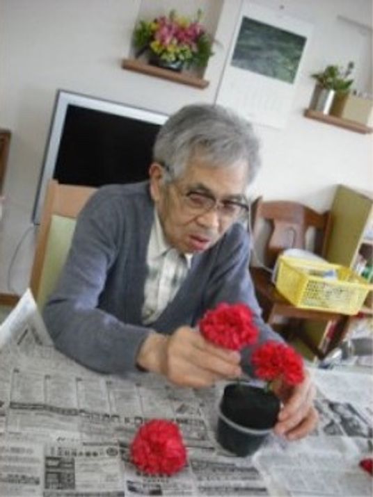 お花に囲まれた優しい表情の方