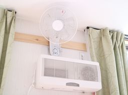 エアコンと扇風機の部屋