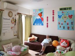 リビングでくつろぐ人