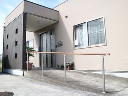 施設の明るいエントランス