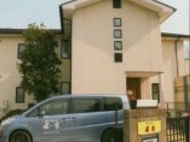 建物の外観 外観 建物の外観はモダンなデザインで、明るい印象を与えます。駐車場も利用しやすくなっています。