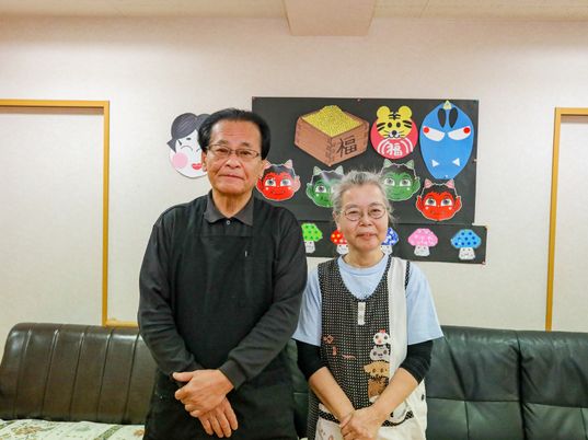 笑顔の二人と壁飾り