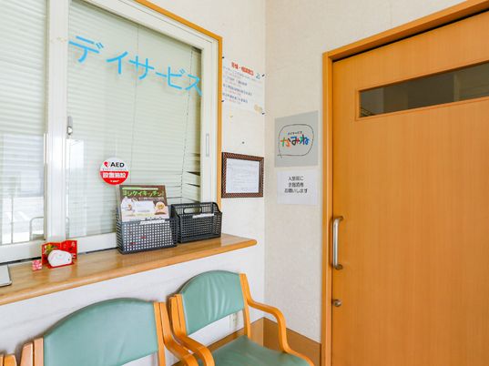 受付と掲示物のあるエントランス
