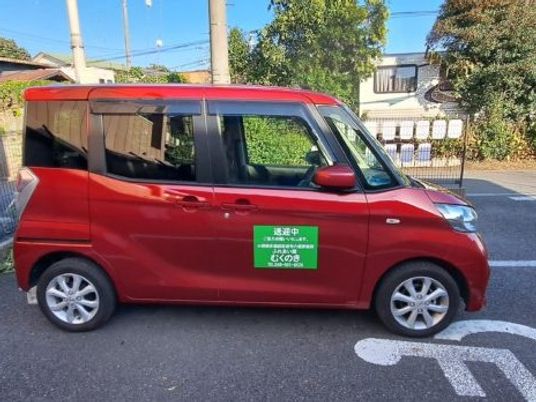送迎車の赤い軽自動車 外観  