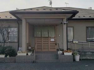 施設の玄関外観  