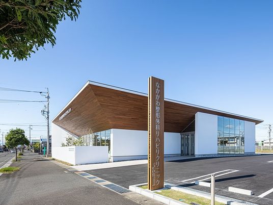 木目調外観の建物  