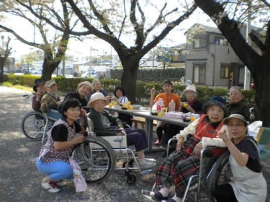 屋外でくつろぐ人々