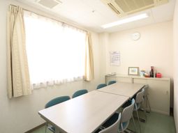 会議用テーブルのある部屋