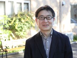 笑顔のスタッフと屋外