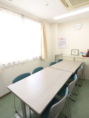 明るい会議室の様子