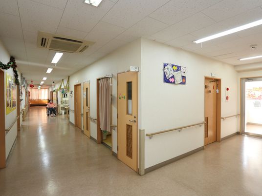 明るい廊下の風景