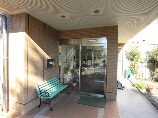 明るいエントランスの様子