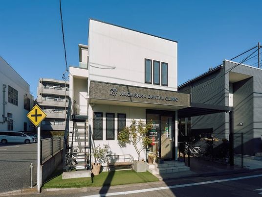 白い建物の外観  