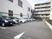 駐車場と建物外観  