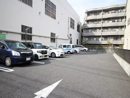 駐車場と建物外観  
